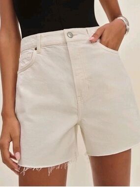 NWOT Reformation Raye Mid Rise Relaxed Denim Short, cream size 25
